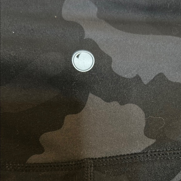 Yogalicious‎ Black Bike Shorts with Sleek Camo Design - Picture 4 of 4